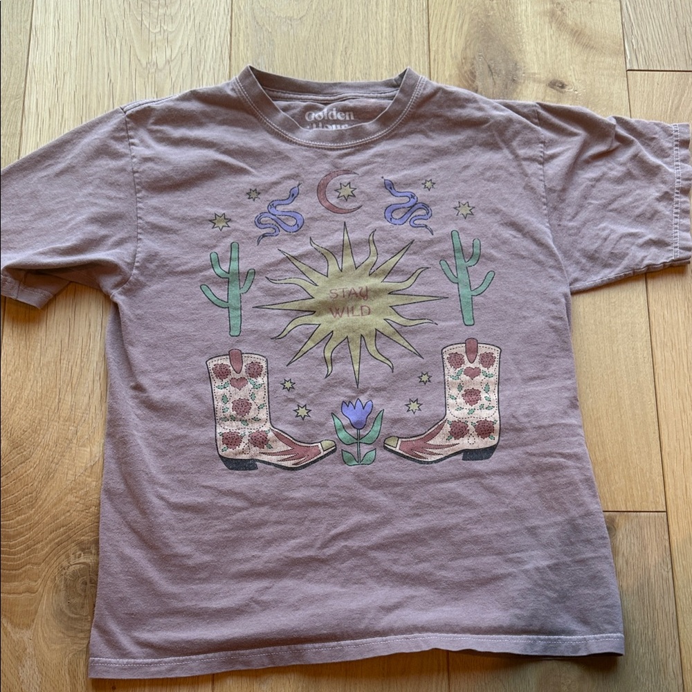 Stay wild- t shirt women’s XS/runs medium